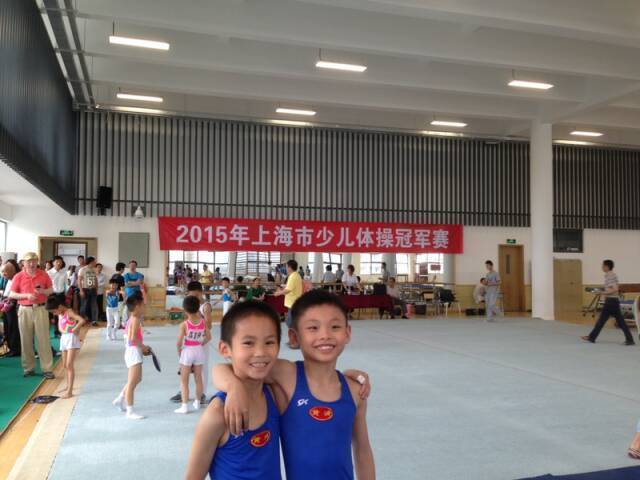 XcAA, 后排左一, bSZl