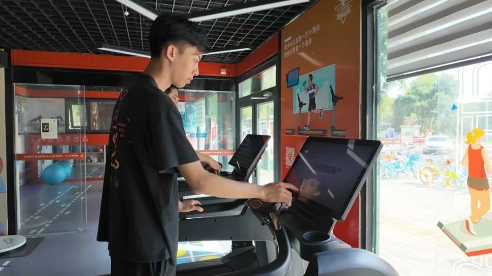 随后, 健身房了